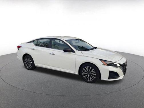 Glacier White 2025 Nissan Altima SV FWD