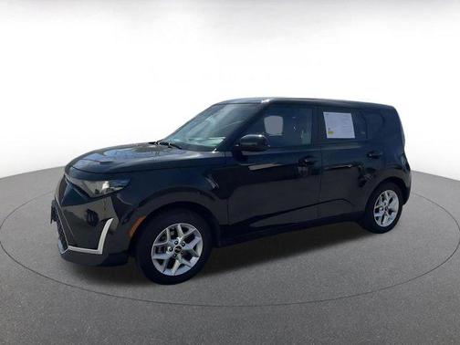 Fusion Black 2025 Kia Soul LX