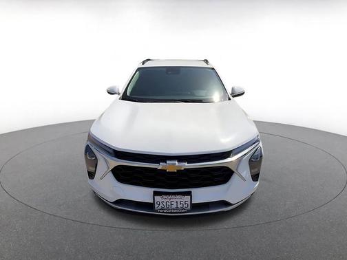 Summit White 2025 Chevrolet Trax LT
