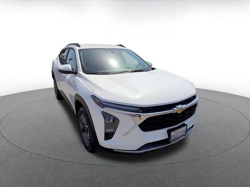 Summit White 2025 Chevrolet Trax LT