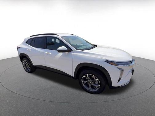 Summit White 2025 Chevrolet Trax LT