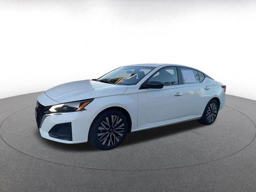 Glacier White 2025 Nissan Altima SV FWD