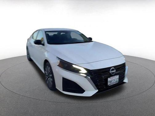 Glacier White 2025 Nissan Altima SV FWD