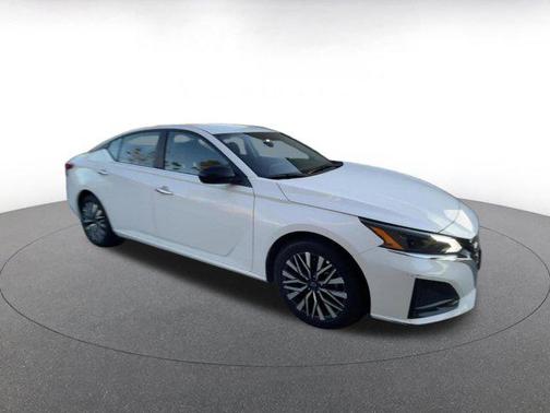 Glacier White 2025 Nissan Altima SV FWD