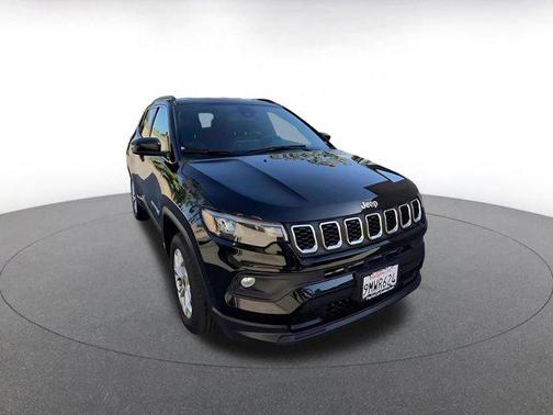 Diamond Black Crystal Pearlcoat 2025 Jeep Compass Latitude