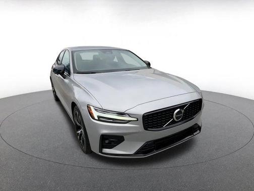 2024 Volvo S60 B5 Core Dark Theme