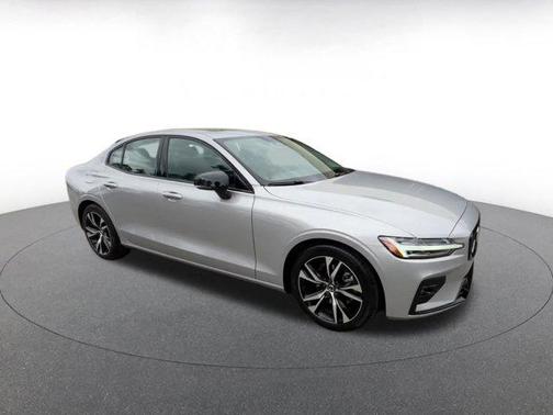 2024 Volvo S60 B5 Core Dark Theme