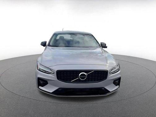 2024 Volvo S60 B5 Core Dark Theme