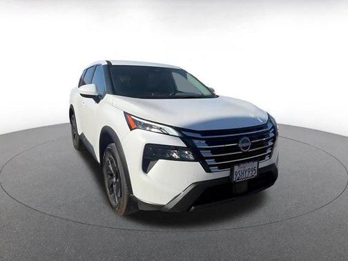Everest White Pearl 2025 Nissan Rogue SV