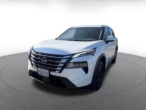 Everest White Pearl 2025 Nissan Rogue SV