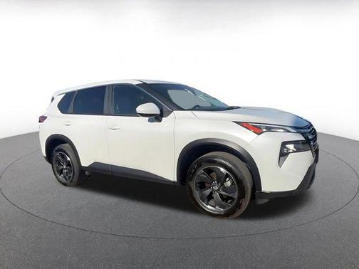 Everest White Pearl 2025 Nissan Rogue SV