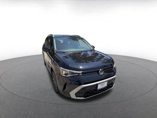 Deep Black Pearl 2025 Volkswagen Taos 1.5T SE