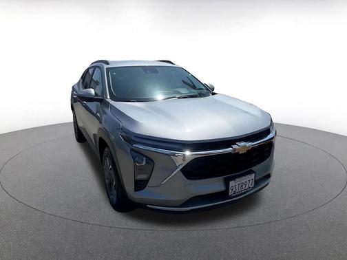 Sterling Gray Metallic 2025 Chevrolet Trax LT