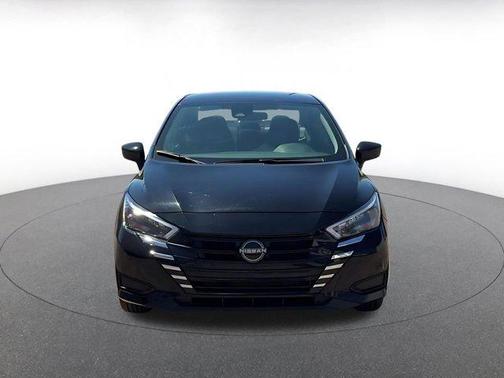 Super Black 2025 Nissan Versa 1.6 SV