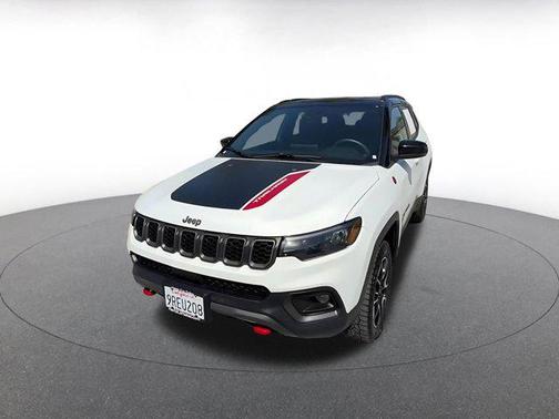 Bright White Clearcoat 2025 Jeep Compass Trailhawk