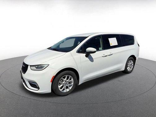 Bright White Clearcoat 2023 Chrysler Pacifica Touring L