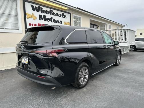 2023 Toyota Sienna Woodland Edition 7-Passenger