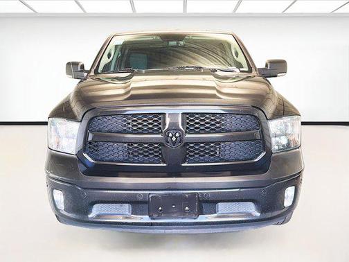 Brilliant Black Crystal Pearlcoat 2018 RAM 1500 Big Horn