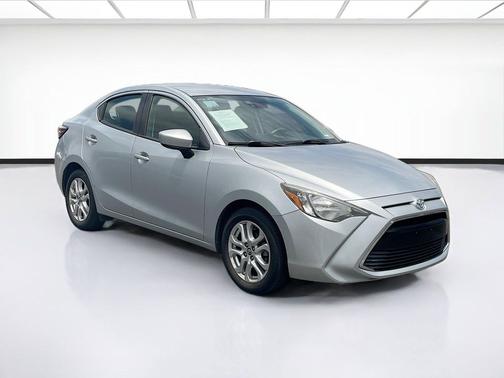 Chromium 2018 Toyota Yaris iA Base
