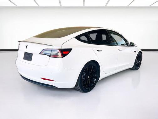 Pearl White Multi-Coat 2019 Tesla Model 3 Mid Range
