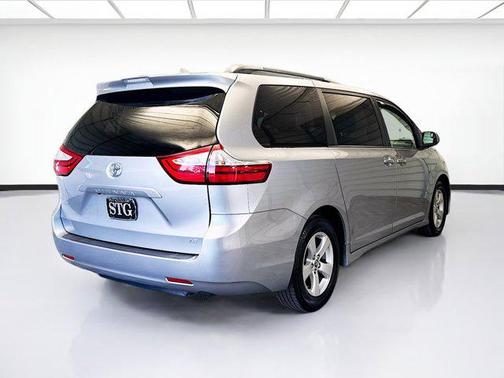2018 Toyota Sienna LE