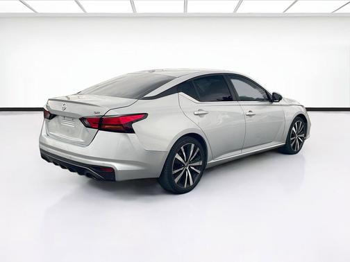 Brilliant Silver Metallic 2021 Nissan Altima SR FWD