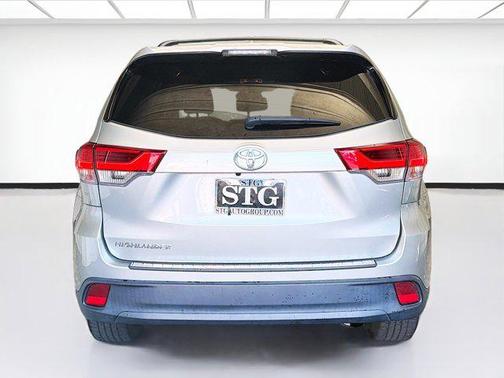 Celestial Silver Metallic 2019 Toyota Highlander LE I4