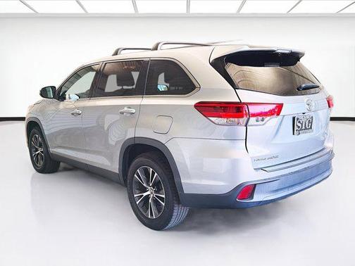 Celestial Silver Metallic 2019 Toyota Highlander LE I4