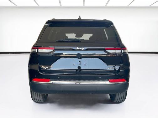 Diamond Black Crystal Pearlcoat 2024 Jeep Grand Cherokee Limited