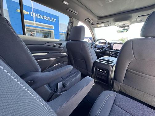 Radiant Red Tintcoat 2026 Chevrolet Traverse LT