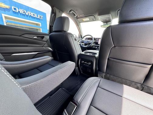 Mosaic Black Metallic 2026 Chevrolet Traverse LT