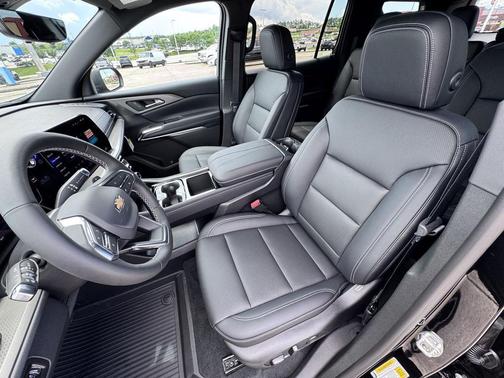 Mosaic Black Metallic 2026 Chevrolet Traverse LT