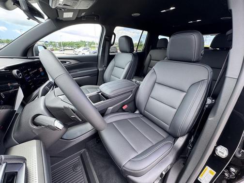 Mosaic Black Metallic 2026 Chevrolet Traverse LT