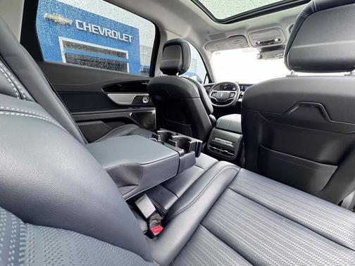 White Platinum Metallic Tri-Coat 2025 Lincoln Nautilus Reserve