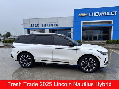 White Platinum Metallic Tri-Coat 2025 Lincoln Nautilus Reserve