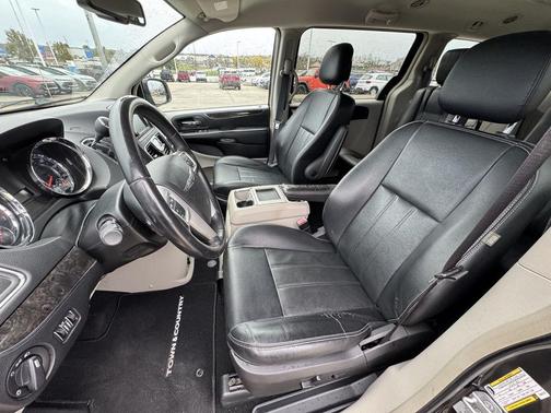2015 Chrysler Town & Country LX