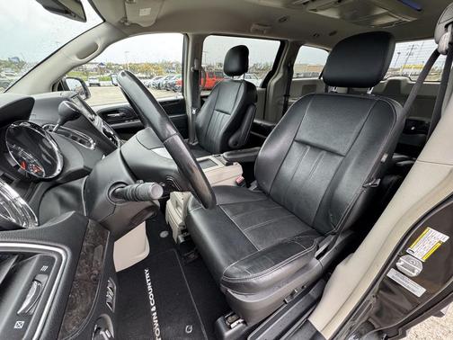 2015 Chrysler Town & Country LX