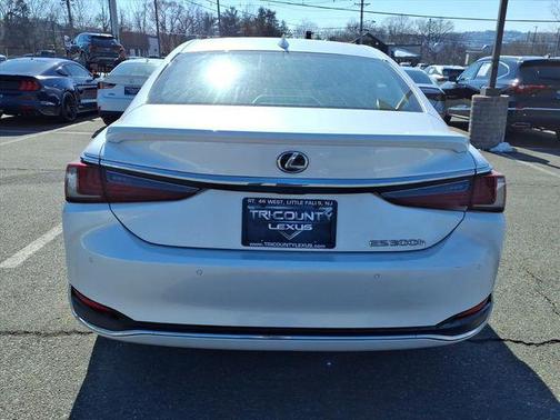 2023 Lexus ES 300h Ultra Luxury
