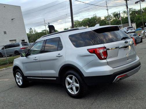 Ingot Silver Metallic 2017 Ford Explorer XLT