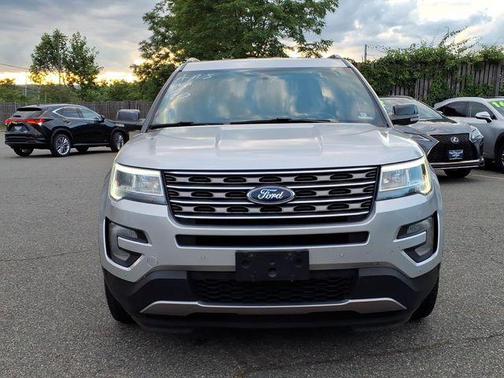 Ingot Silver Metallic 2017 Ford Explorer XLT