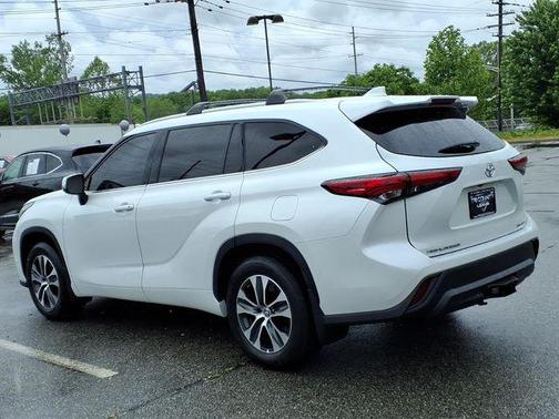 Pearl 2022 Toyota Highlander XLE