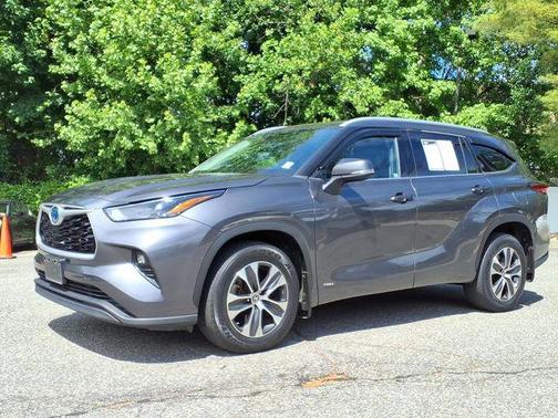 Magnetic Gray Metallic 2022 Toyota Highlander Hybrid XLE