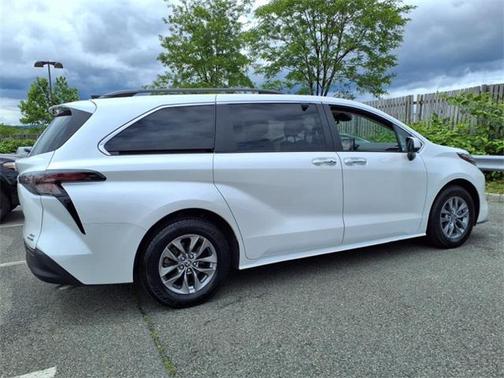 2023 Toyota Sienna XLE 8 Passenger