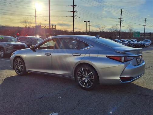 2022 Lexus ES 300h Base