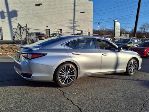 2022 Lexus ES 300h Base