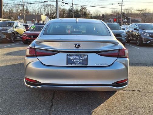 2022 Lexus ES 300h Base
