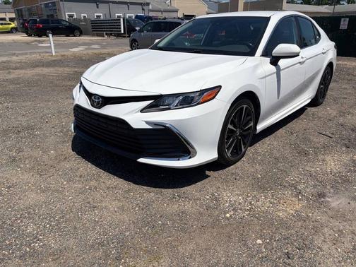 Super White 2021 Toyota Camry SE