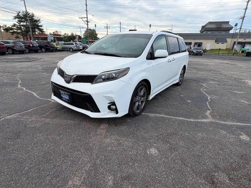 Super White 2018 Toyota Sienna SE