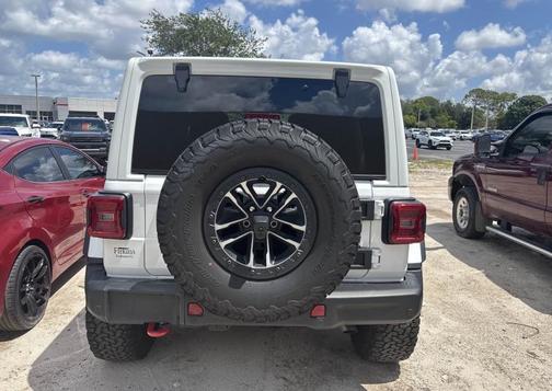 Bright White Clearcoat 2024 Jeep Wrangler Rubicon