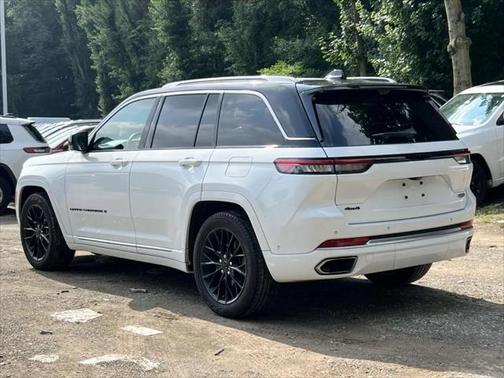 2022 Jeep Grand Cherokee Summit
